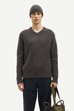 Laden Sie das Bild in den Galerie-Viewer, Samsøe Samsøe - Sakoji V-Neck 15329 - Volcanic Ash Pullover Samsøe Samsøe
