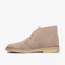 Laden Sie das Bild in den Galerie-Viewer, Clarks - Desert Boot - Sandfarben / Veloursleder Schuhe Clarks
