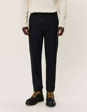 Laden Sie das Bild in den Galerie-Viewer, Les Deux - Como Reg Wool Suit Pants - Dark Navy Melange Hosen Les Deux
