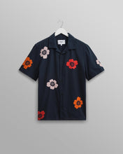 Laden Sie das Bild in den Galerie-Viewer, Wax London - Didcot Shirt Navy Applique Floral Hemden Wax London
