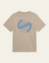 Laden Sie das Bild in den Galerie-Viewer, Les Deux - Globe T-Shirt - Light Desert Sand / Washed Denim Blue T-Shirts Les Deux
