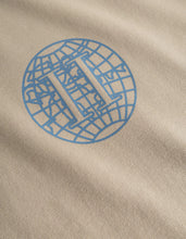 Laden Sie das Bild in den Galerie-Viewer, Les Deux - Globe T-Shirt - Light Desert Sand / Washed Denim Blue T-Shirts Les Deux
