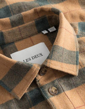 Laden Sie das Bild in den Galerie-Viewer, Les Deux - Lennon Flannel Check Overshirt . Tobacco Brown/Pine Green Hemden Les Deux
