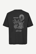 Laden Sie das Bild in den Galerie-Viewer, Samsøe Samsøe - Sawind T-Shirt 14508 - Black Fossil T-Shirts Samsøe Samsøe
