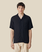 Laden Sie das Bild in den Galerie-Viewer, Portuguese Flannel - Modal Black Cobra Hemden Portuguese Flannel
