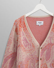 Laden Sie das Bild in den Galerie-Viewer, Wax London - Alban Cardigan Paisley - Pink Pullover Wax London
