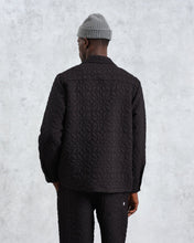 Laden Sie das Bild in den Galerie-Viewer, Wax London - Lomond Petal Jacquard Quilted Overshirt - Black Hemden Wax London
