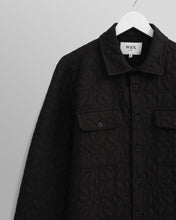 Laden Sie das Bild in den Galerie-Viewer, Wax London - Lomond Petal Jacquard Quilted Overshirt - Black Hemden Wax London
